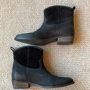 JOURNEE SIGNATURE CARMELA BLACK LEATHER ANKLE BOOTS- SIZE 8